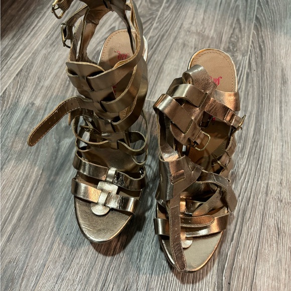 Metallic gold Stella 6” heel gently wore; size 9.5 - Picture 2 of 2